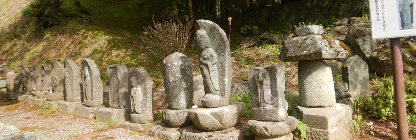 地蔵堂の石仏群