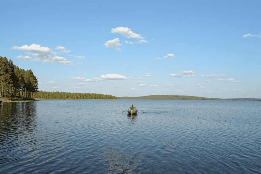 Finnisch Lappland rudern auf dem See