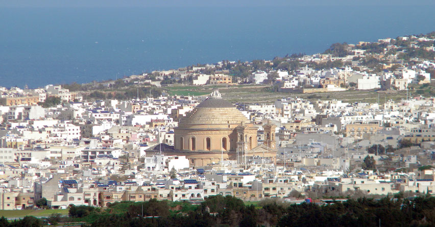 Blick von der Festung in Mdina zur Rotunde in Mosta