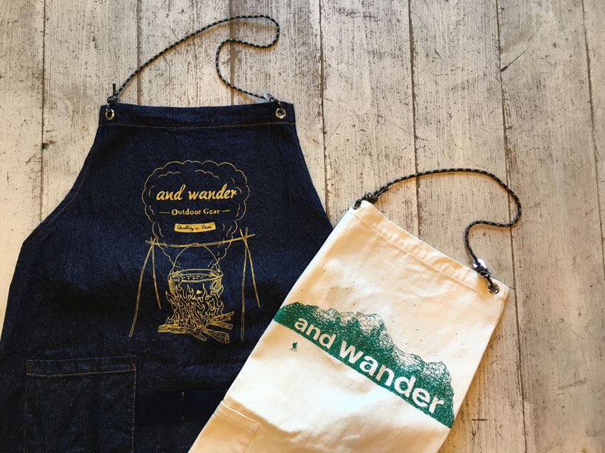 and wander(アンドワンダー)printed canvas&denim apron 各¥6,480(税込)