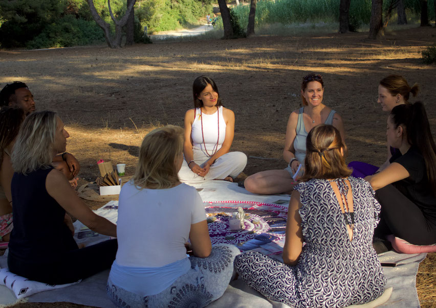 cercle de personnes dans la nature cercle de reconnexion à soi astrotopia var