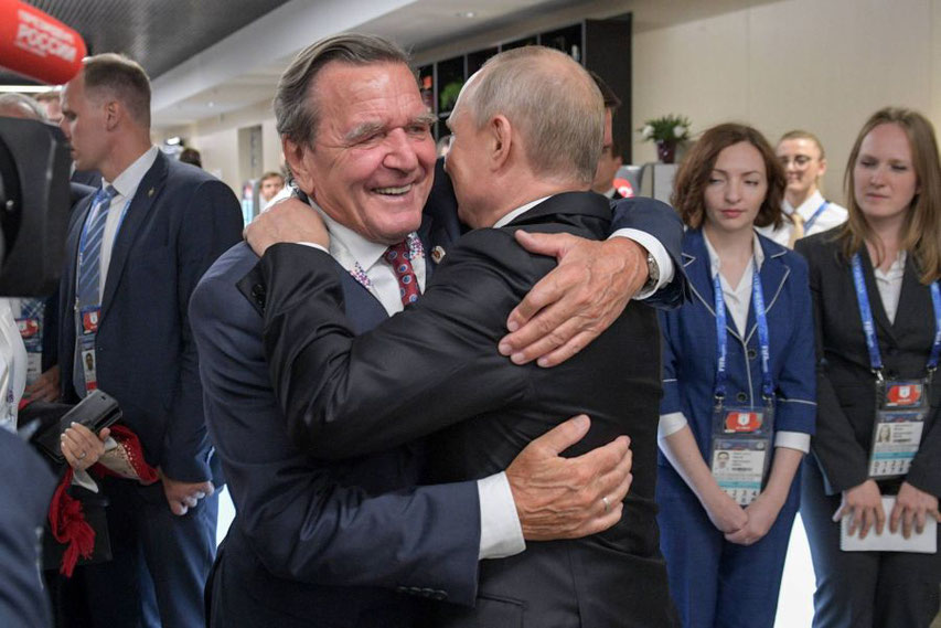 Gerhard Schröder umarmt Wladimir Putin (IMAGO / ITAR-TASS)