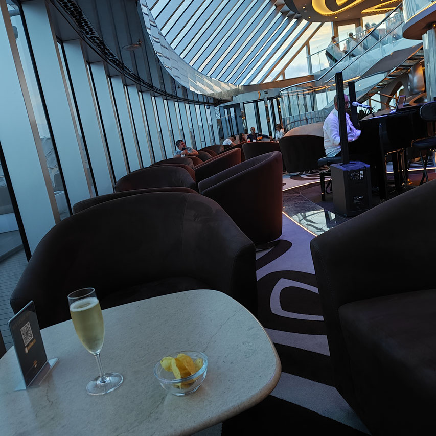 Mickael PETERSEN au boit du champagne au Top Sail Lounge du MSC Seashore
