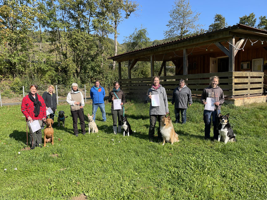 v.l.n.r.: Marion mit Cora, Gabriele G. mit Paula, Gaby Kraut mit Lou, Marco (Trainer), Anke mit Ella, Christian (Trainer), Heidi mit Anouk, Regina (1. Vorstand), Carina mit Sam