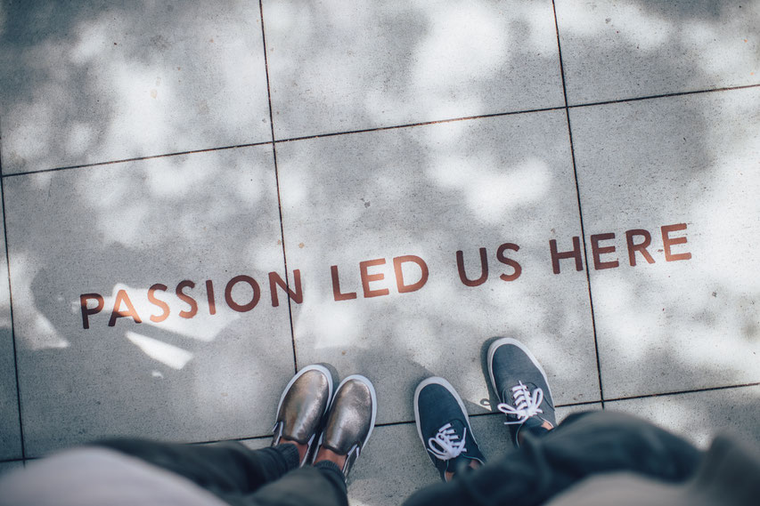 Bürgersteig mit Text: PASSION LED US HERE, Quelle www.unsplash.com