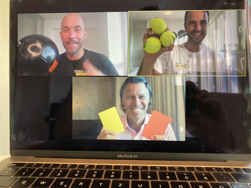 Heiner Boos und Tobias Meyer während einer Coaching-Session und als Gast Schiedsrichterlegende Urs Meyer
