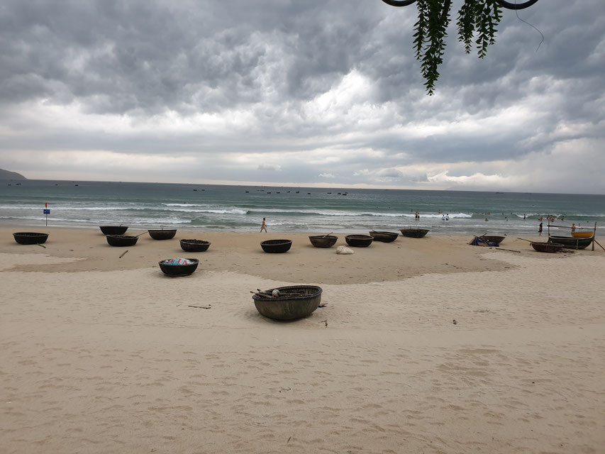 Typische runde Boote am Strand von Da Nang