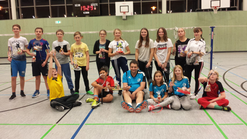 Beim Nikolaus-Schleiferlturnier der Badminton-Kinder- und Jugendgruppe des TSV Rohrbach wude in den Doppeln hart gekämpft, um die ersten Plätze zu belegen. Am Schluss bekam aber jeder auch ein selbstgemachtes Nikolaussäckchen mit vielen Süßigkeiten. In de