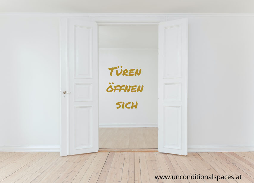 Eine geöffnete, weiße Tür lädt zum Neubeginn ein