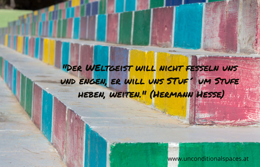 Bunte Stufen beschreiben des Gedicht von Hermann Hesse, der Weltgeist will nicht fesseln uns und engen, er will uns Stuf´ um Stufe heben, weiten.