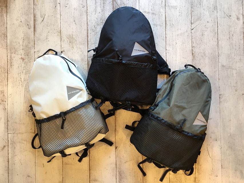 and wander(アンドワンダー)20L backpack 各¥18,360(税込)