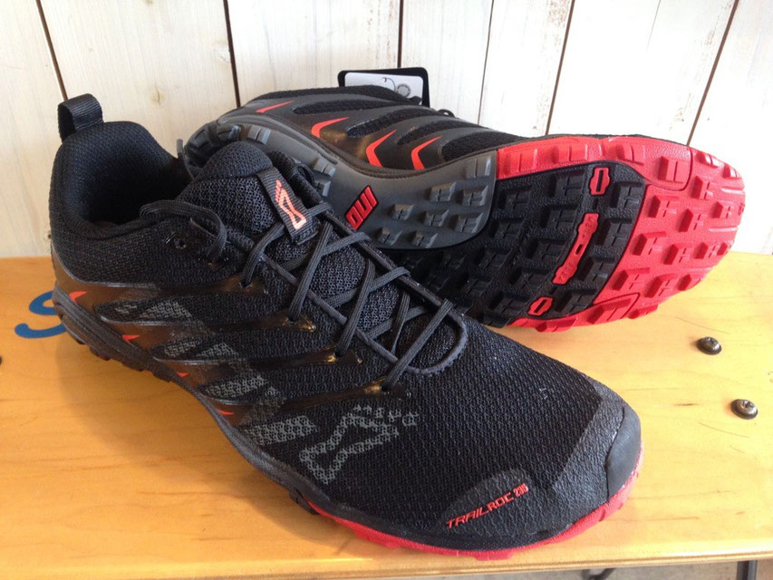 Inov8（イノベイト）　TRAILROC 235　（Black/Red）