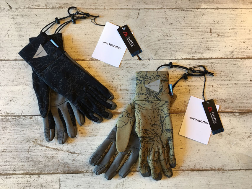 and wander（アンドワンダー） polartec gloves　各￥12,960（税込）