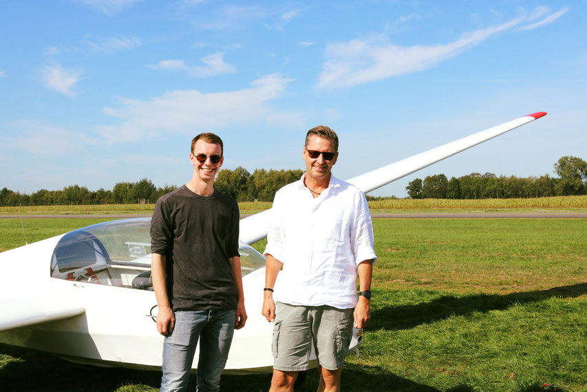 Johannes (links) mit Prüfer Jens Heinemann (rechts)