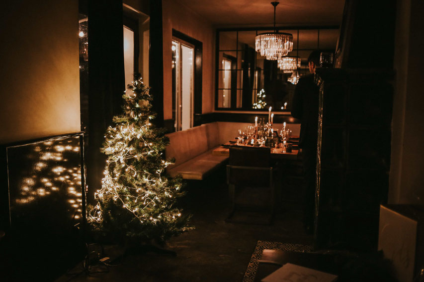 Ein Weihnachtsbaum steht in einem Gast.