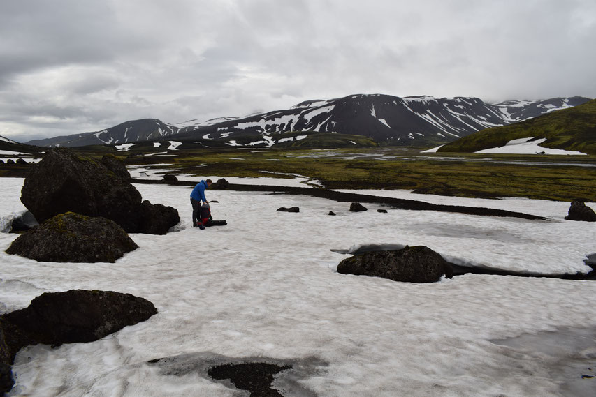 Strútsstígur hiking path snow