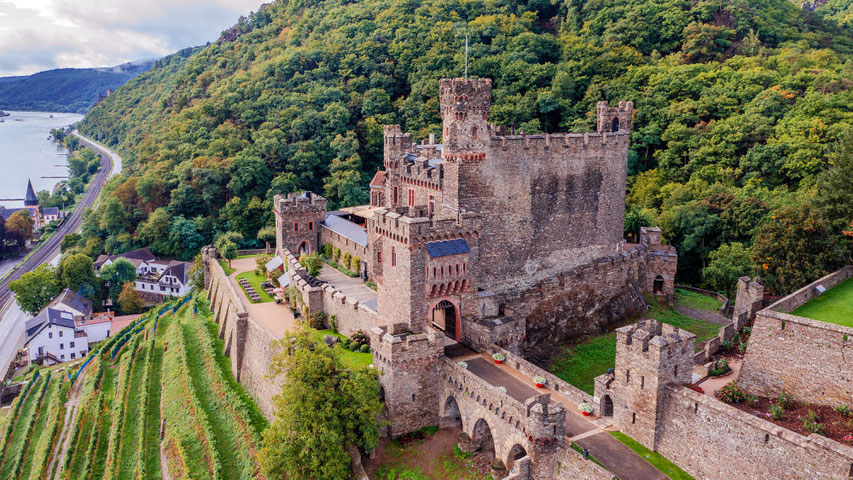 Die Burg Reichenstein thront mitten im UNESCO-Welterbe über dem Rhein (Foto: Christian Düringer)