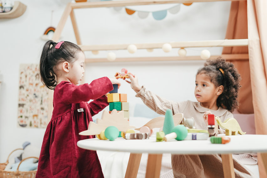 Kinder im Kindergarten spielen mit Bauklötzen, haben Spaß, sich ausgelassen und entspannt, haben keine Verlustängste