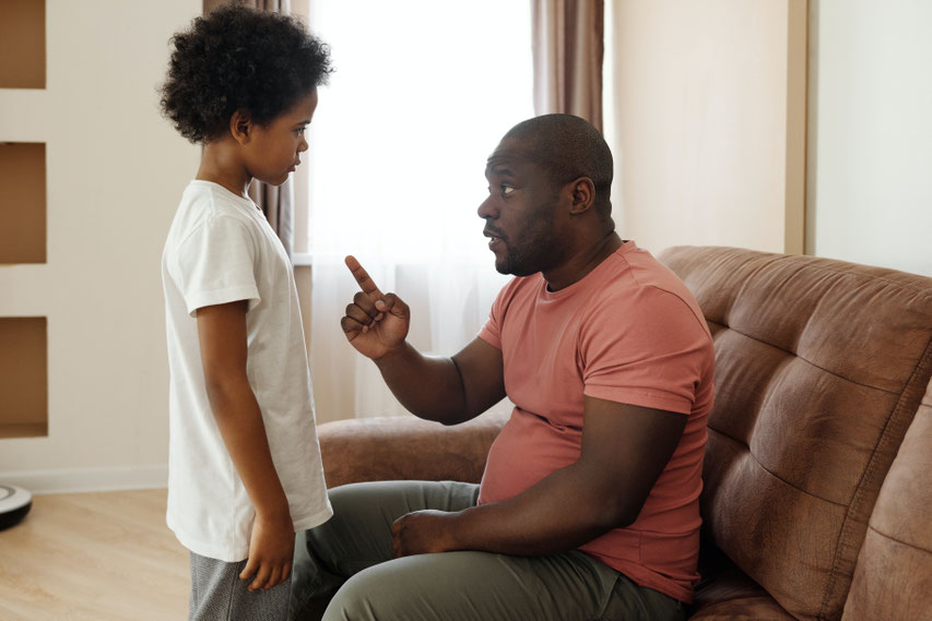 Kind war wütend, hat den Vater angemeckert und geschrien, war unausstehlich. Vater erklärt seinen Sohn, dass es so nicht geht