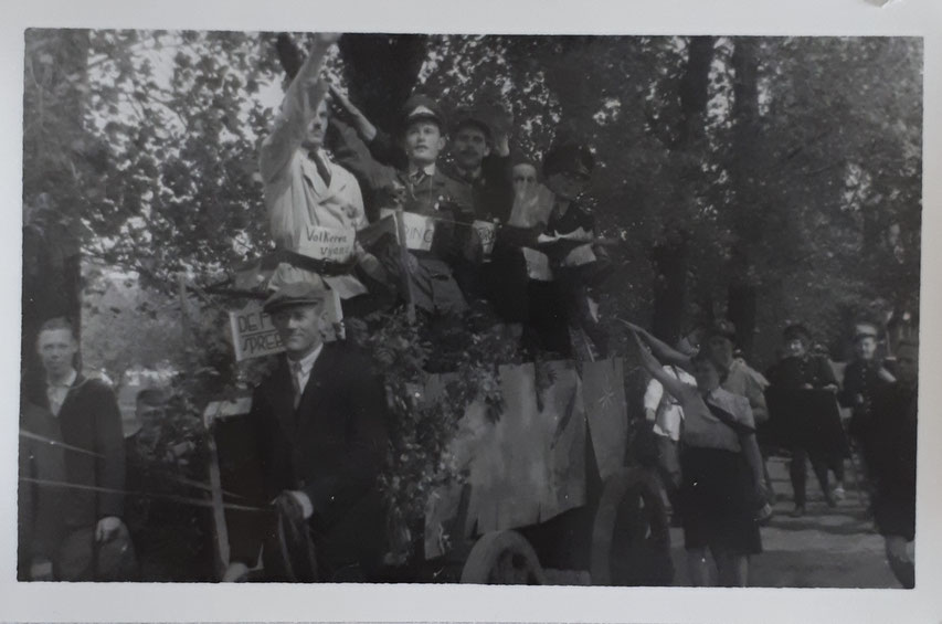 Hitler, Göring, Göbbels, Himmler, Rauter, bevrijdingsfeest op 8 mei 1945 in Oosterwolde