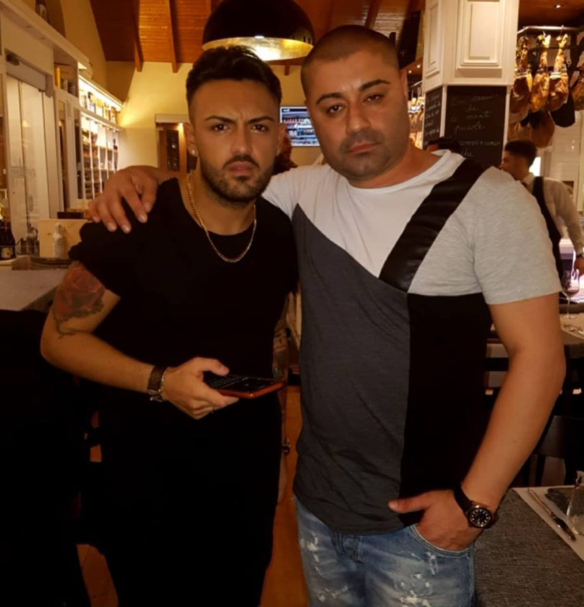 Accolto Come Una Star Daniele De Martino Benvenuti Su Pignatelligossip Daniele ha molti tatuaggi, i capelli a spazzola e come ogni ragazzo che è appena entrato nell'età adulta sta ancora cercando un suo stile ben definito. una star daniele de martino