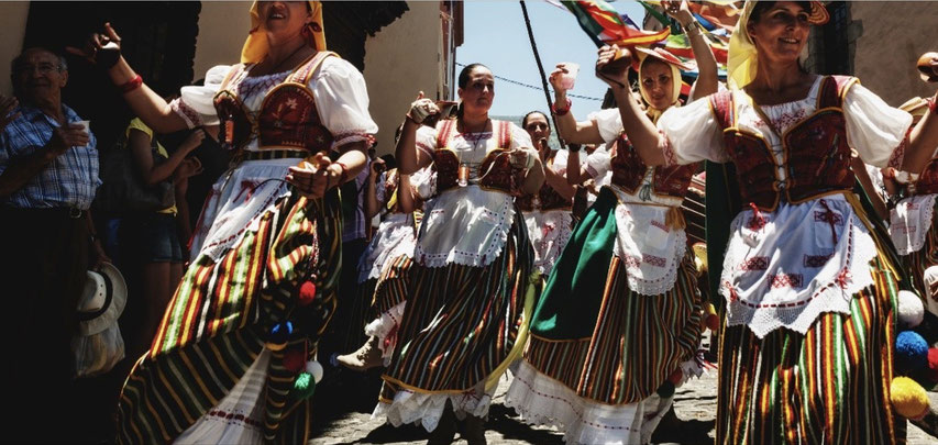 strahlend friedliche, tanzende Menschen, Romeria, Casa Madera