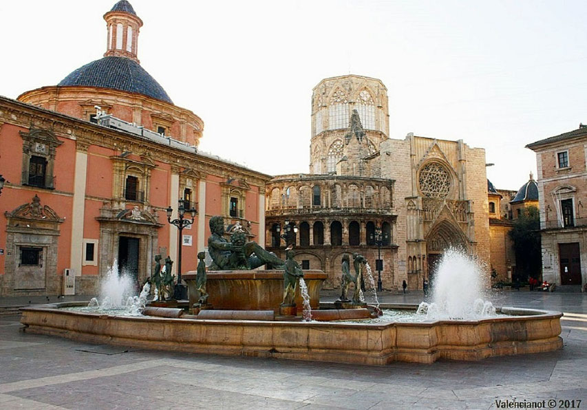 La Fuente del Turia, también conocida popularmente como la Fuente de las Ocho Acequias, es un monumento emblemático y majestuoso ubicado en el corazón de Valencia, específicamente en la histórica Plaza de la Virgen y ser un símbolo de la ciudad.