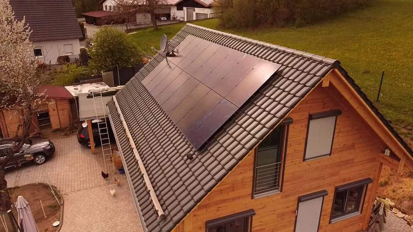 Schwarze SunPower Performance-Module auf einem Einfamilienhaus © iKratos