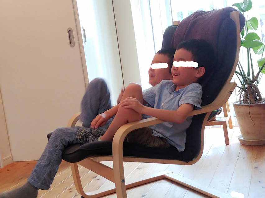 ひとつの椅子にギューギューにすわるボクたち