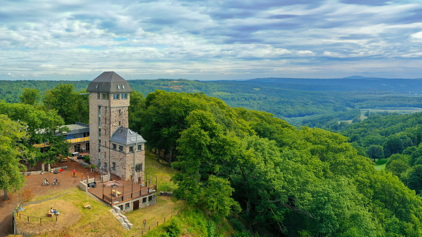 Die Hallgarter Zange auf 580m Höhe über Oestrich-Winkel startet als Hotel und Eventlocation neu durch (Foto: Christian Düringer)