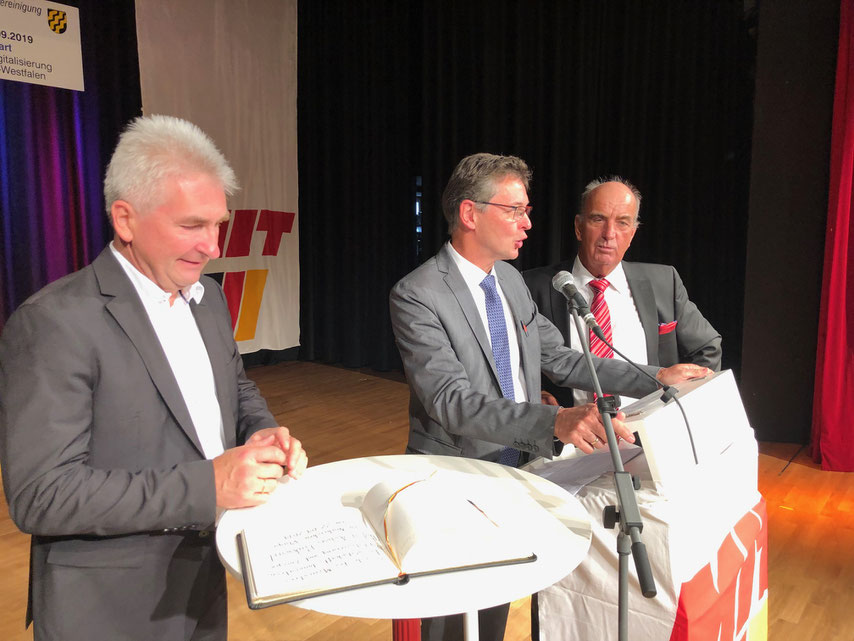 Auf dem Foto: Prof. Pinkwart und MIT-Vorsitzender Michael Darda