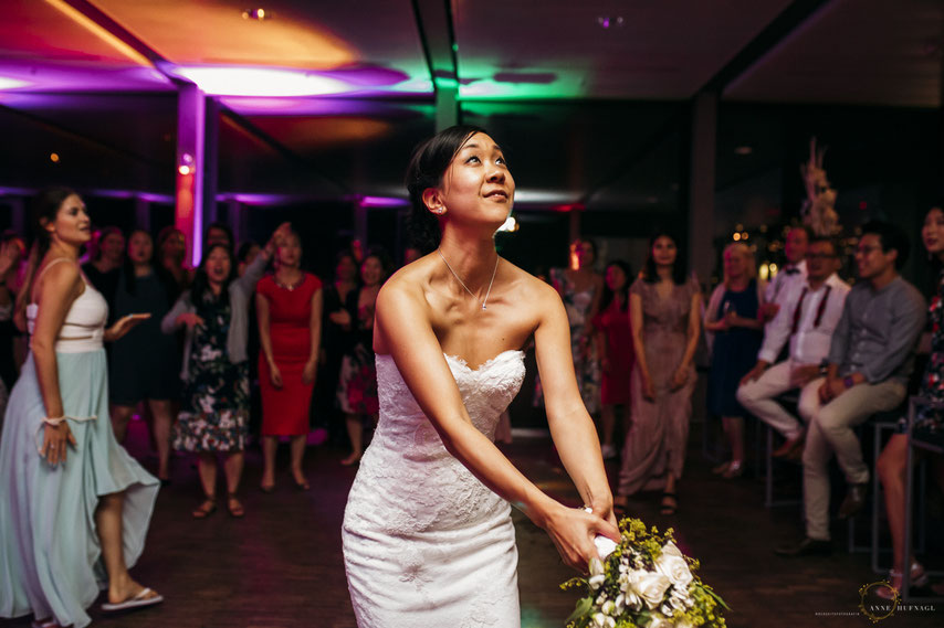Foto Brautstrauß-Wurf von Fotografin Anne Hufnagl bei einer Hochzeit in Hamburg