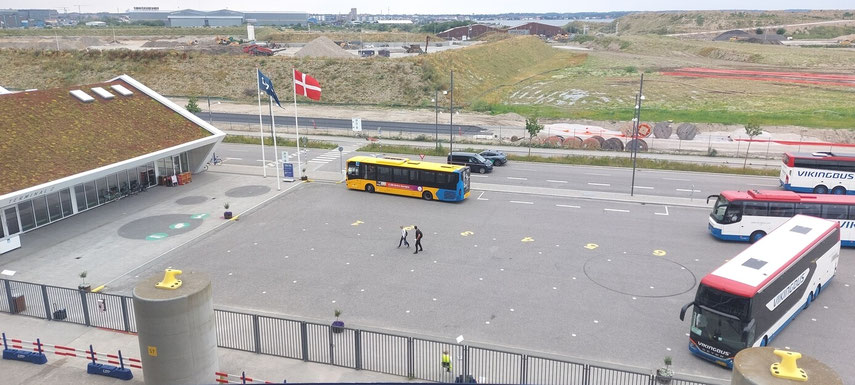 gelber Stadtbus am Terminal