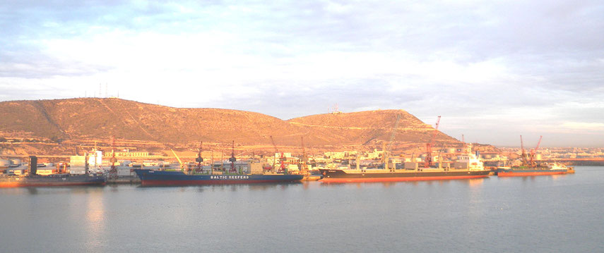Blick vom Schiff auf die Kasbah