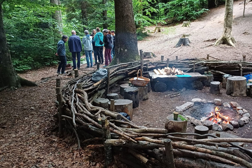 Sommerfeuer zum Höhepunkt der Kräuterkraft im Bireggwald Luzern