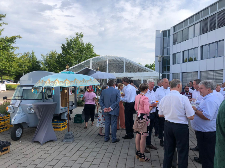 Mobile Secco Ape bei einem Corporate Event mit Gästen im Gespräch – erlebnisorientiertes Standkonzept zur Steigerung von Verweildauer und erfolgreicher Leadgenerierung auf Messen