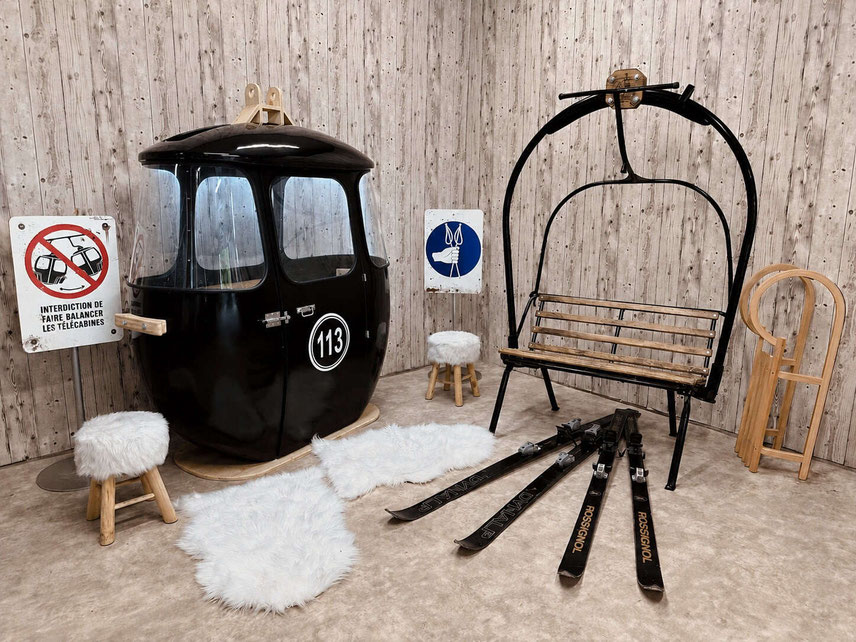 Location Pack Altipic avec télécabine cabine oeuf de ski mini noir 2 places + télésiège rond 2 places et accessoires décoration thème ski neige montagne l'hiver