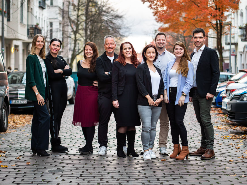 Von links nach rechts: Mareike Sturzebecher, Katarzyna Zawadzka, Anna Thiel, Alexander Mühlbrandt, Lydia Jähtzen, Juliane Heinz, Jeremy Poppen, Christina Schreiber und Christopher Schreiber (November 2023, Berlin)