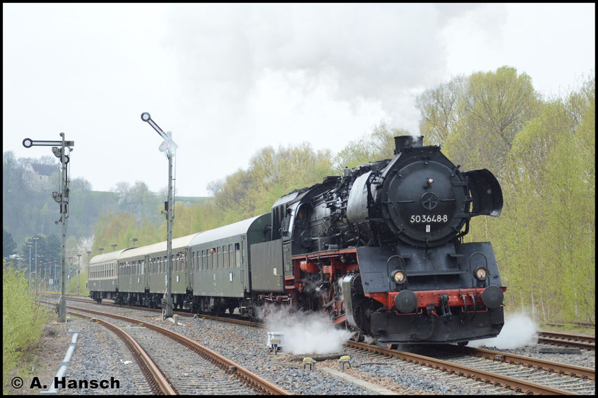 Auch auf der Nossener Seite stehen noch die alten Formsignale. Mit den Pilzlampen auf dem Bahnsteig ist das Reichsbahnflair fast perfekt