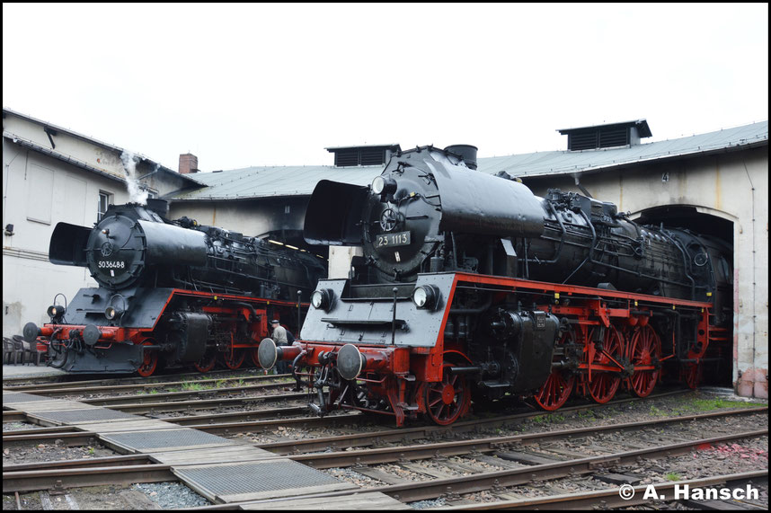 Zuglok 50 3648-8 neben 23 1113. Der Heizer ölt die Lok ab