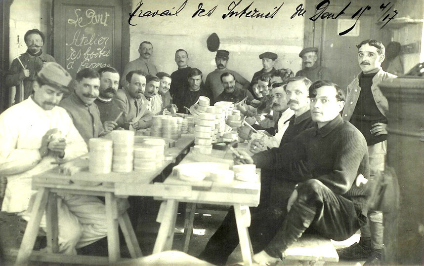 I rifugiati militari francesi e belgi del 1916, inscatolano  il formaggio Vacherin nei locali dell'hotel Mont-Desir, per conto di Roger-Golay