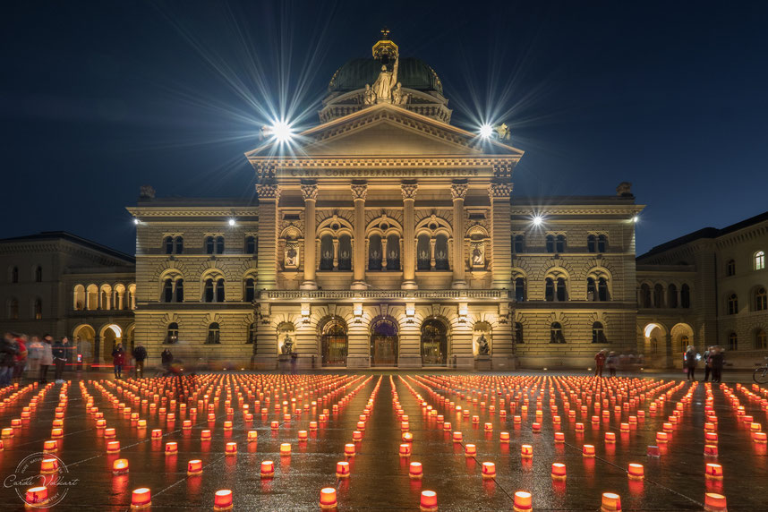 "Eine Million Sterne" Caritas-Aktion auf dem Bundesplatz in Bern, Bundeshaus Bern, Altstadt von Bern, Hauptstadt Bern