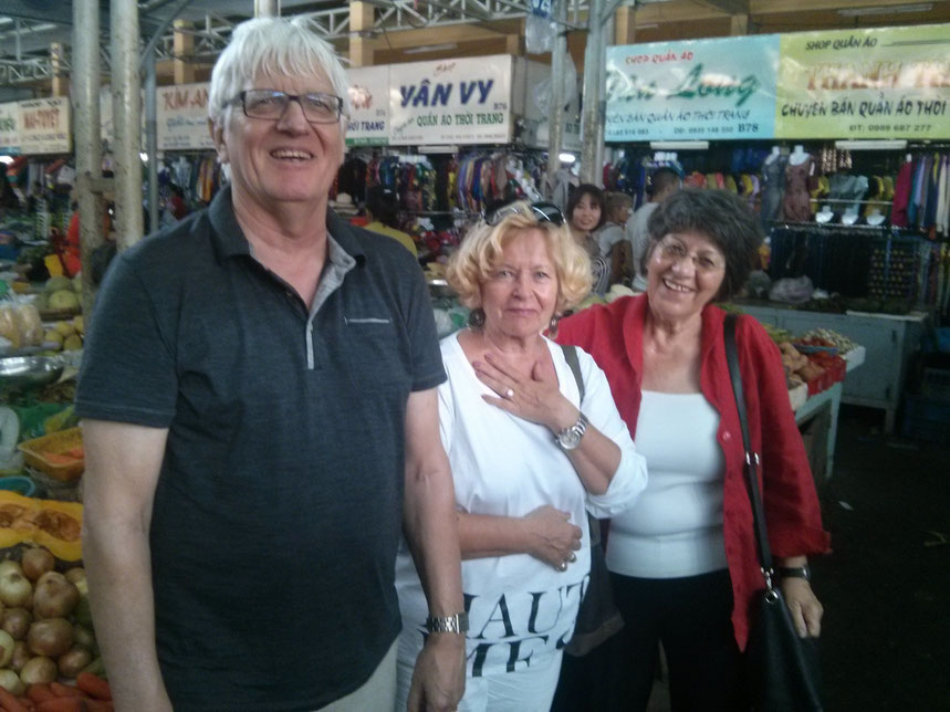 Helmut, Elke und Hannelore auf dem Xom Moi Markt