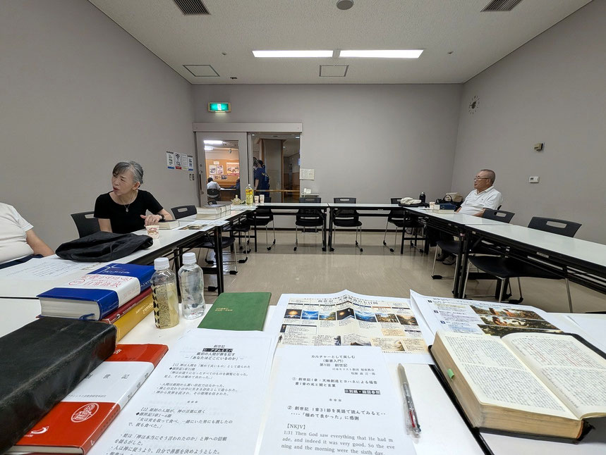 2026年7月25日（土）午後2時前　間もなく聖書講座が始まるところ。お知り合いですが、クリスチャンになるには少しハードルが高いと感じておられる3名の方が参加されました。手前お顔は見えませんがMさん他。牧師の机にはレジメなどが広がっています。定刻に始まり定刻に終了。いい時間でした。教会では行ったことのない内容です。新しく資料も作成しました。