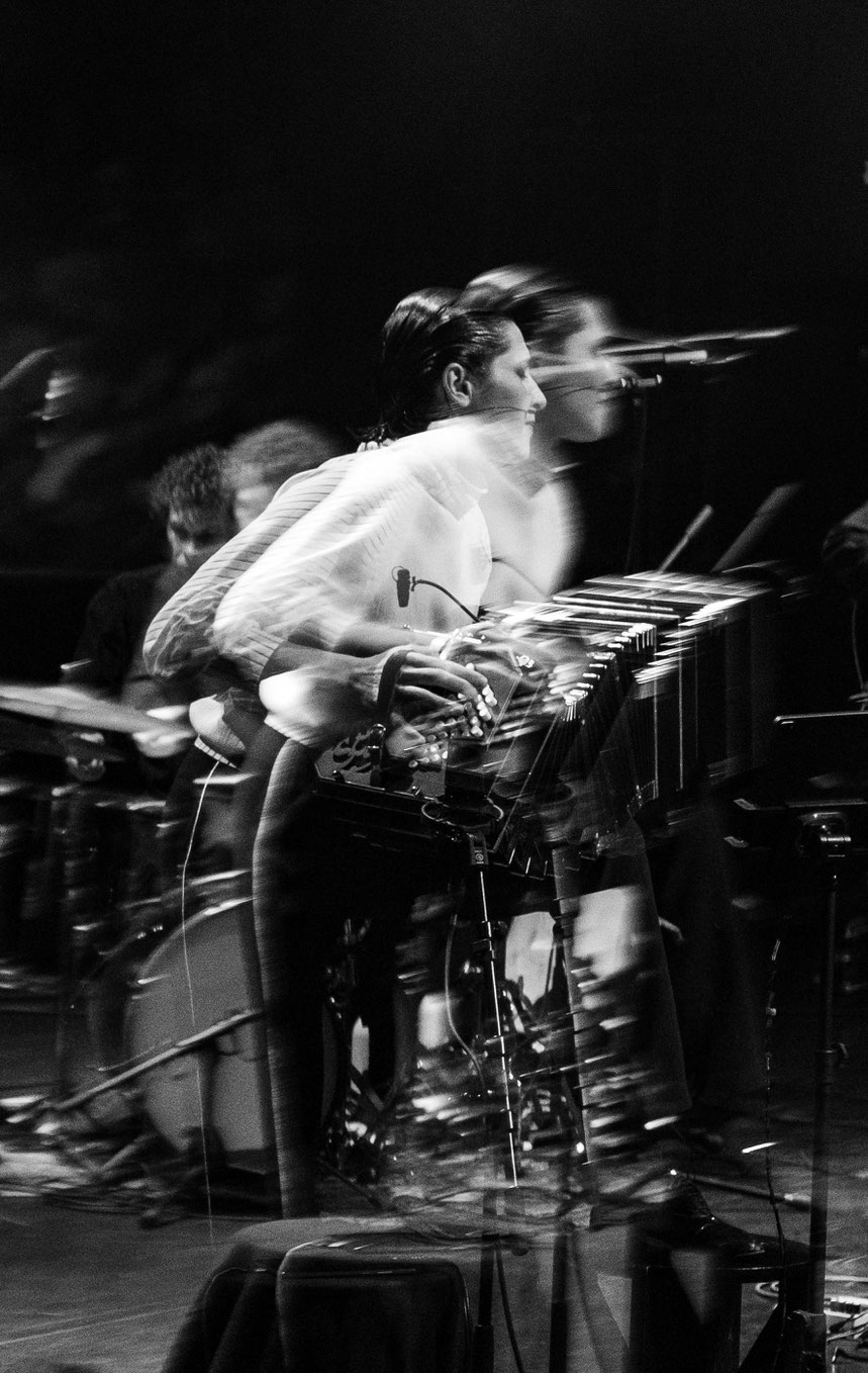 Louise Jallu live à La Scala de Paris avec la sortie de l'album jeu 2024 photographié par Vivien Liskovsky
