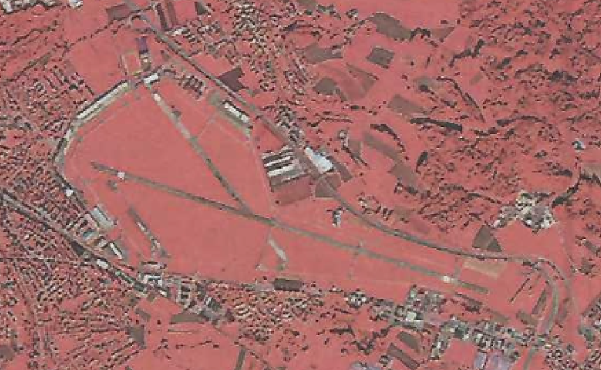 Militärflugplatz Dübendorf: Das Falschfarbenbild aus 786 Kilometer Höhe aufgenommen zeigt Rot, wo Pflanzen Photosynthese betreiben (Foto: Modified Kopernikus Sentinell Daten; aus Artikel im Glattaler vom 17.11.2023, Screenshot Cla Semadeni vom 23.11.2023)