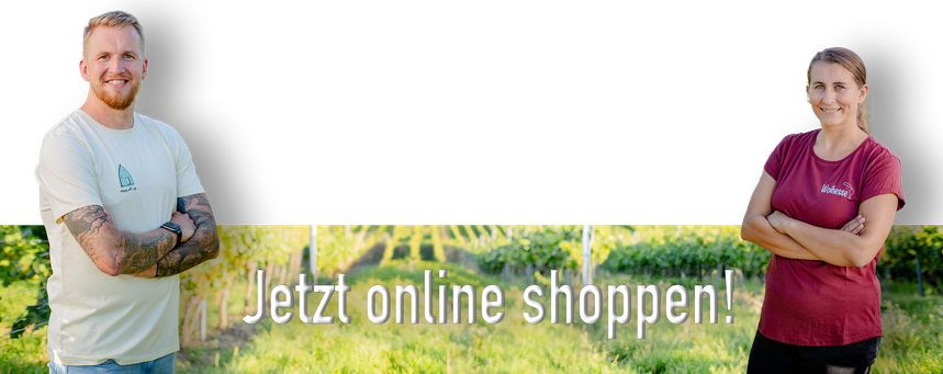 Zwei Personen in regionalen T-Shirts mit Rheinhessen-Motiven stehen vor einer Weinbergslandschaft. Darunter der Schriftzug: „Jetzt online shoppen!“ – Verweis auf den Onlineshop von Rhoihesse on Tour.