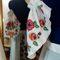 Sur l'image, des petites manches à volant en tissu blanc avec des fleurs réalisées pour la troupe de Danse Marfil Ballet. Réalisation unique par la maison de couture Fil et Paillettes.