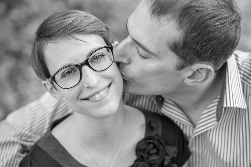 Verliebtes Paar beim Paar-Fotoshooting, Paarfotografie