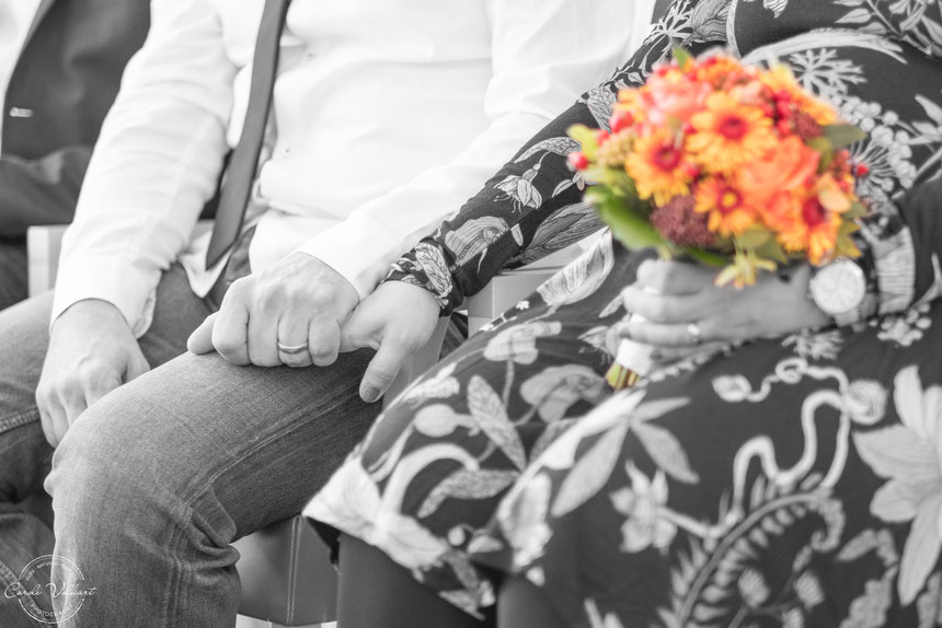 Brautstrauss, Ziviltrauung, verliebte Hände, Ehering, Hochzeit, Hochzeitsfotografie, Hochzeitsfotos